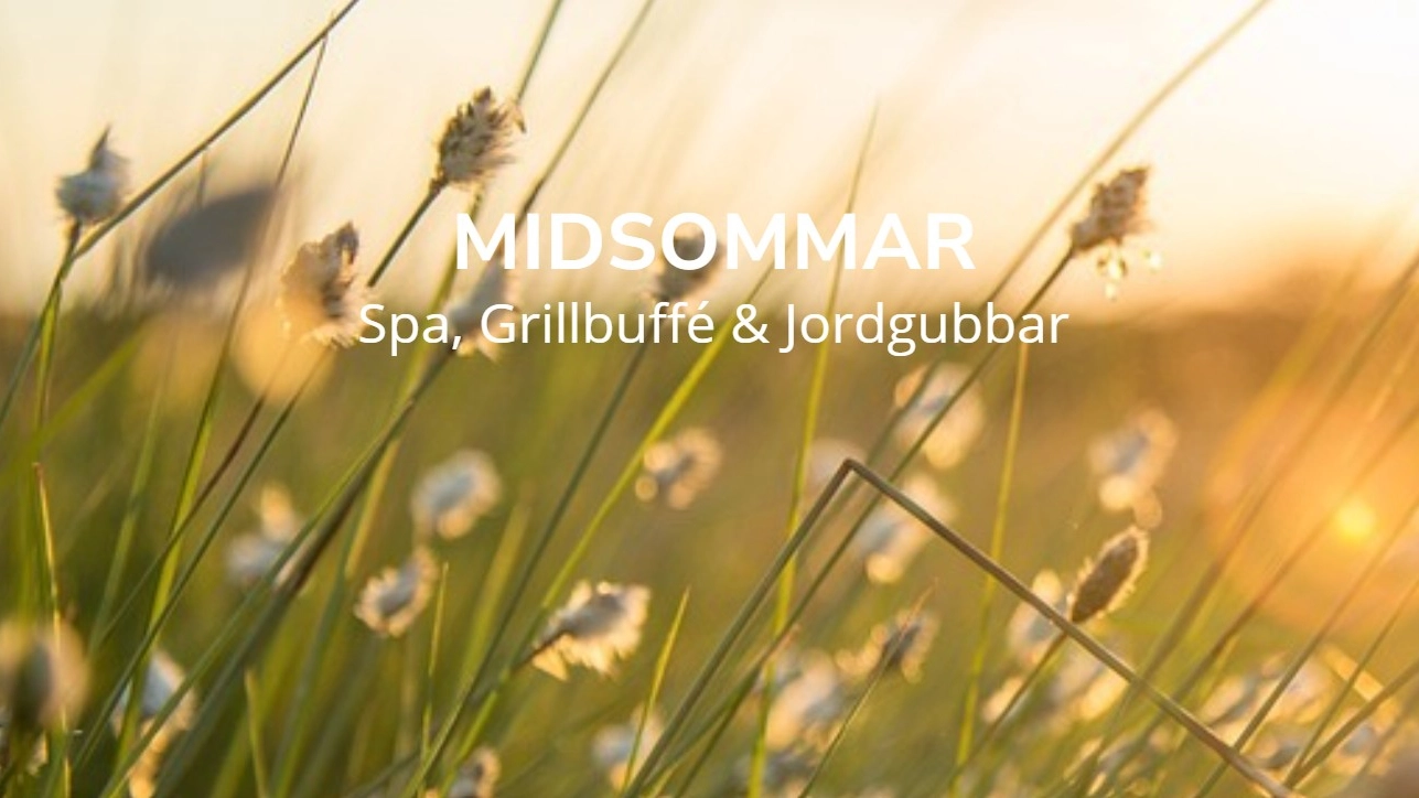 höga grässtrån med suddigt fokus och text Midsommar - Spa, Grillbuffé & Jordgubbar