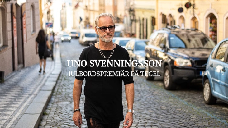Bilden föreställer sångaren Uno Svenningsson gåendes på en kullerstensgata