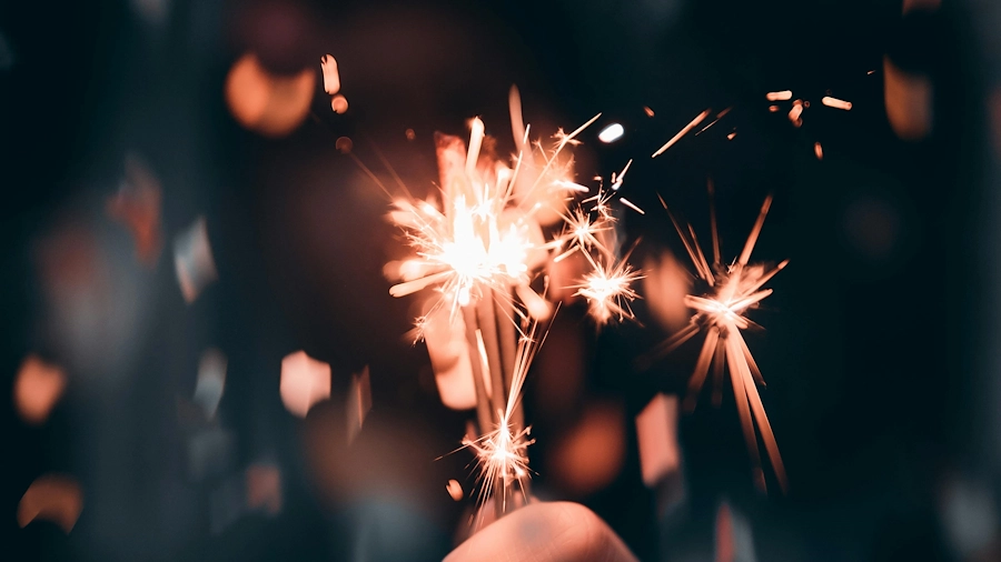 tomtebloss som sprakar med suddig bakgrund